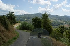 Kurvenreiche Strecke im Piemont