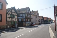 Typische Ortsdurchfahrt in der Nähe von Strasbourg