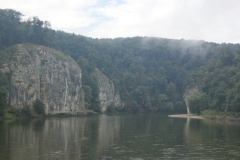 Die Felswände stehen oft direkt am Wasser
