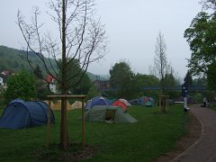 Zelten auf der Wiese beim Weserstein