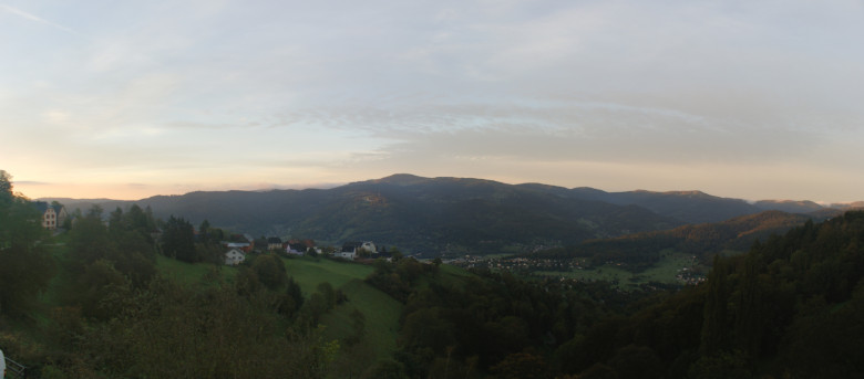 Frühmorgendlicher Blick aus dem Hotelzimmerfenster