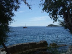 Ein ebenso merkwürdiges Boot fährt am Stadtstrand von Split vorbei